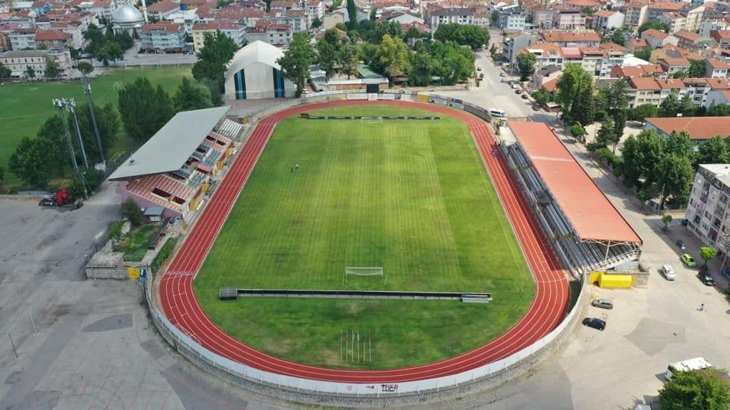Bursa İnegöl İlçe Stadı'nın kuşbakışı görünümü, maraton tribünü ve futbol sahası.