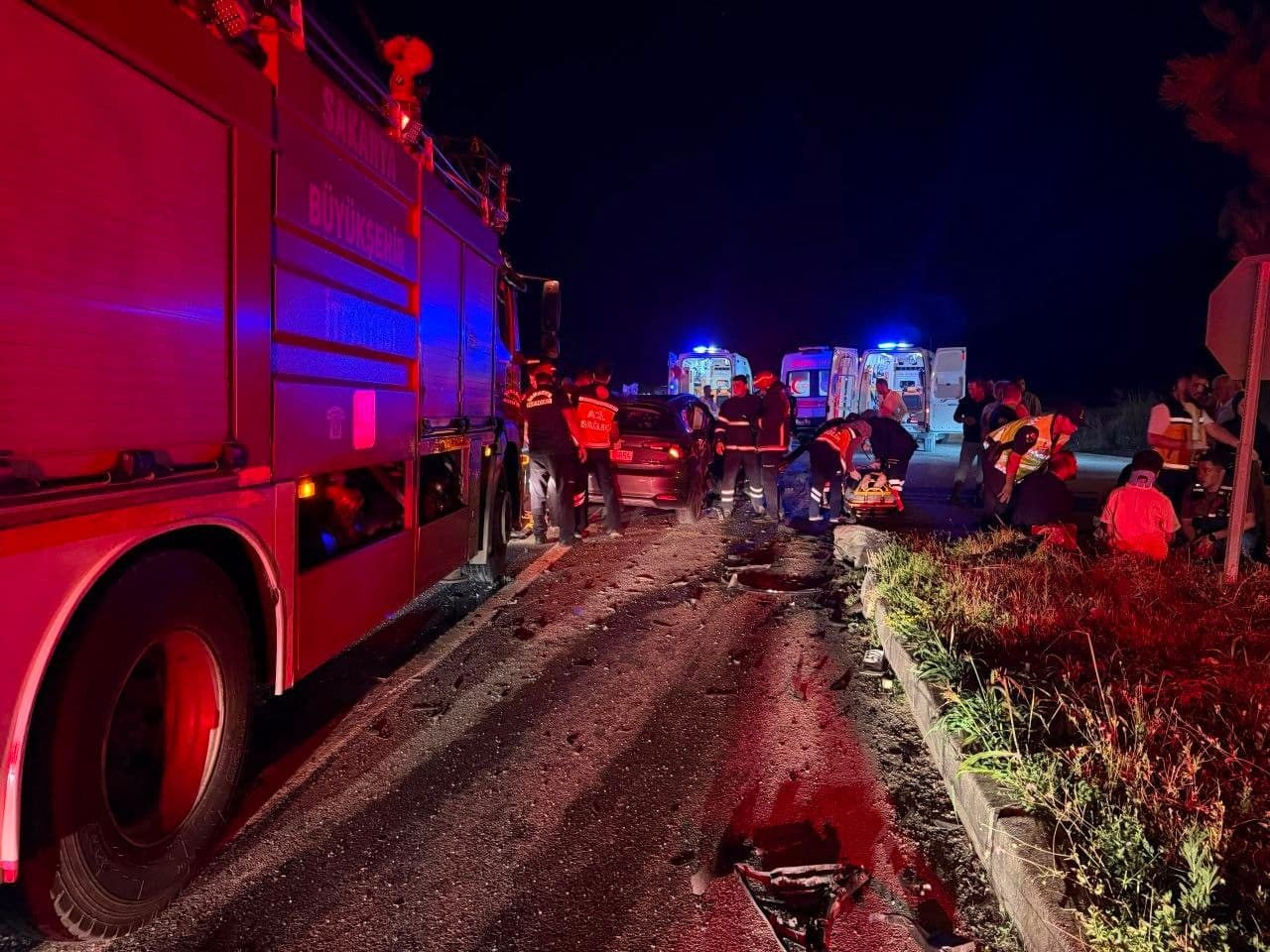 Sakarya Karasu'da gece meydana gelen trafik kazası sonrası olay yerinde itfaiye ve sağlık ekipleri.