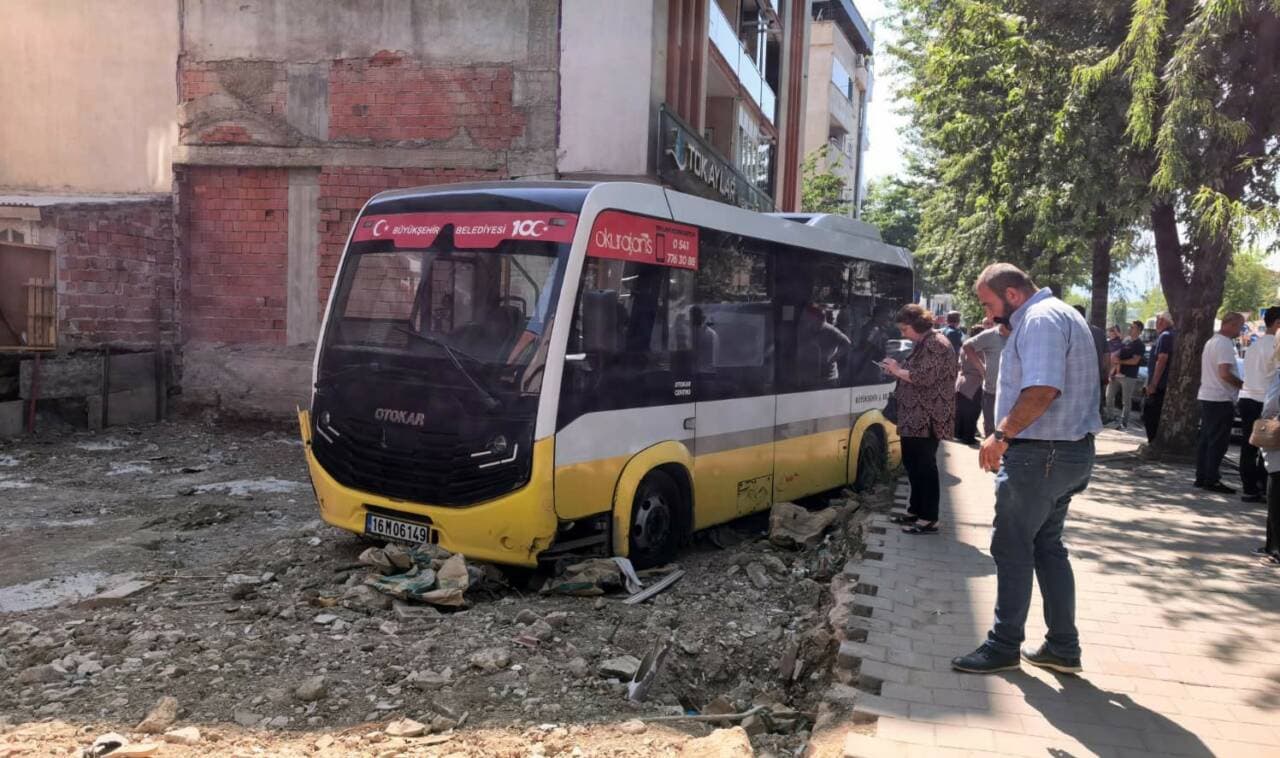 Bursa Kemalpaşa'da Minibüs Kazası: Sürücü Kontrolü Kaybetti, İş Yerine Çarptı