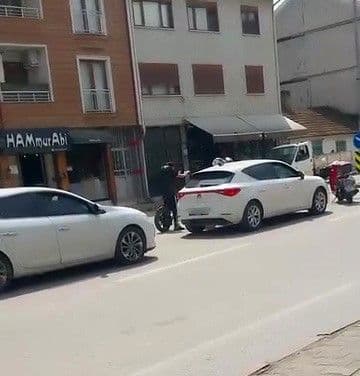 İnegöl'de yol verme tartışması sırasında araçlar ve olaya müdahale eden vatandaşlar.