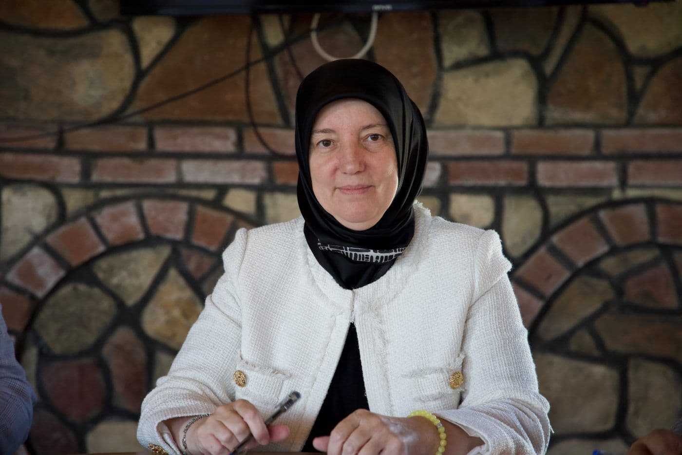 AK Parti Bursa Milletvekili Emine Yavuz Gözgeç, Bigadiç'teki Sivil Toplum ve Halkla İlişkiler toplantısında.