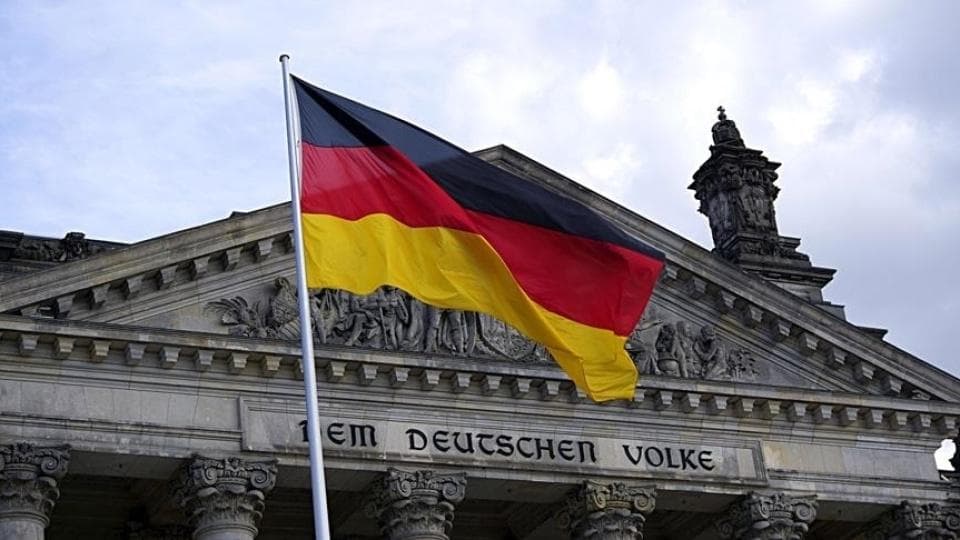 Almanya bayrağı ve Reichstag binası