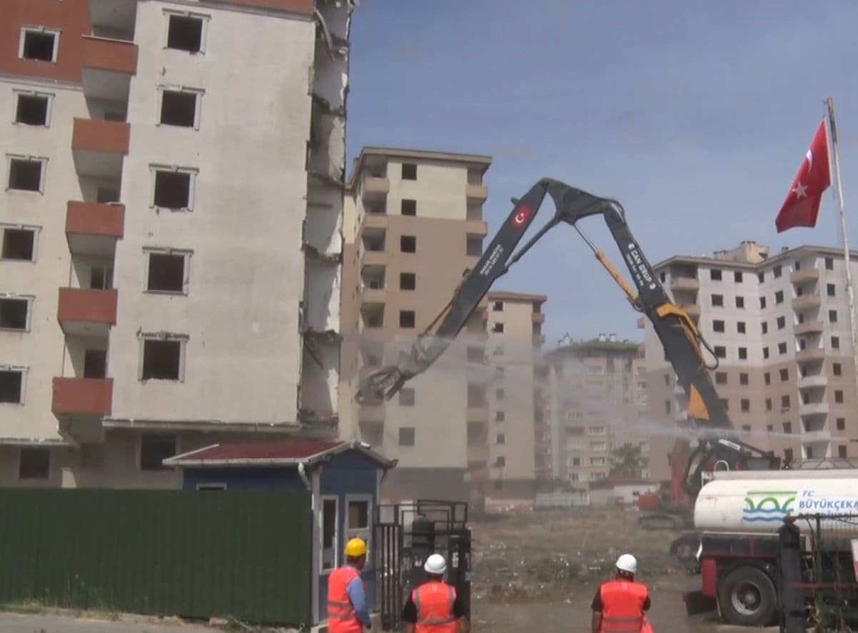 Büyükçekmece'de Deprem Riski Taşıyan 36 Yıllık Sitede Kentsel Dönüşüm Başladı