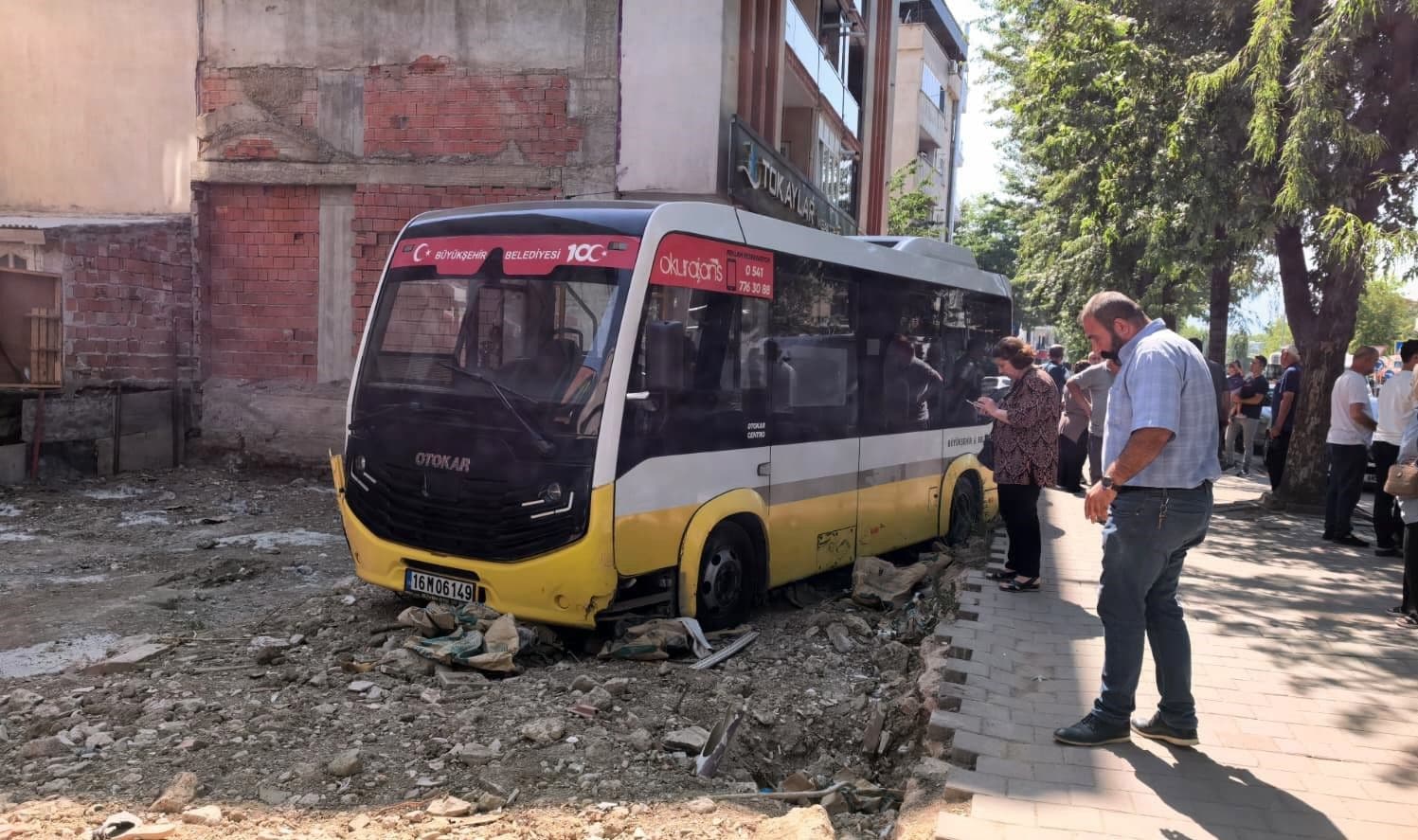 İnegöl'de Kontrolden Çıkan Minibüs İş Yerine Çarptı: Facia Kıl Payı Önledi