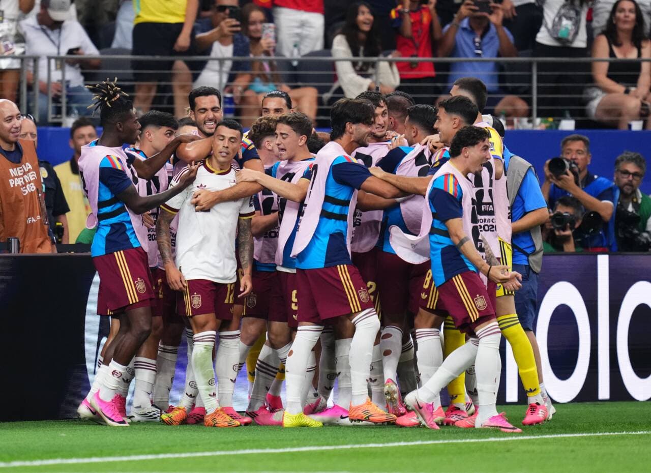İspanya Milli Takımı futbolcuları, 2026 Dünya Kupası yarı finalinde Fransa'ya karşı kazandıkları zaferi kutluyor.