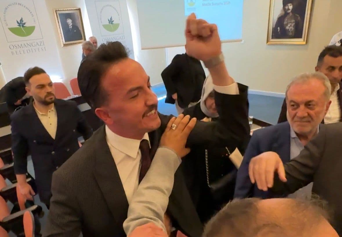 Osmangazi Belediye Meclisi'nde AK Parti ve CHP'li üyeler arasında yaşanan gerginlik.