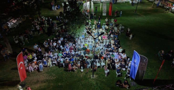 Bursa'nın Fethi'nin 700. yıl dönümü kutlamaları kapsamında İnegöl'de düzenlenen şenliğe katılan kalabalığın kuş bakışı görünümü.