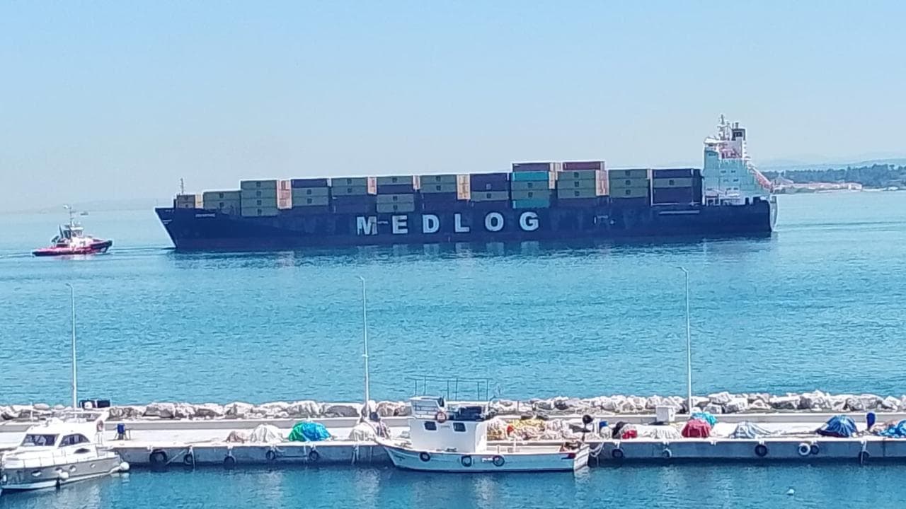 Çanakkale Boğazı'nda arızalanan MED BEYKOZ adlı konteyner gemisi ve ona eşlik eden römorkör.
