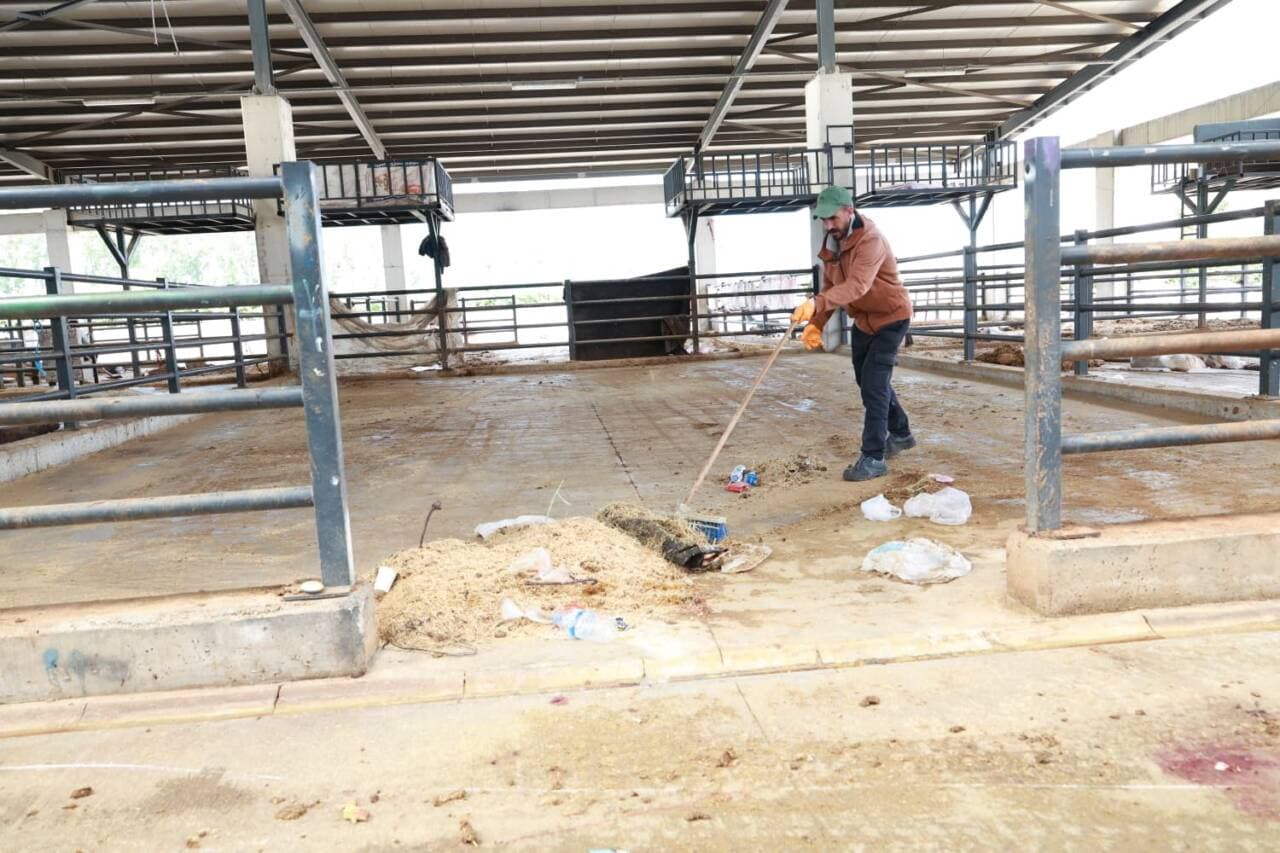 Osmangazi Belediyesi ekipleri, Kurban Bayramı sonrası kurban satış alanında temizlik yapıyor.