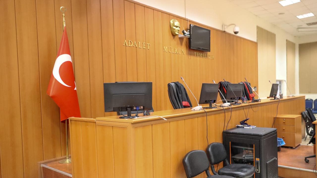 Türkiye'de bir mahkeme salonu, hakim kürsüsü ve Türk bayrağı.