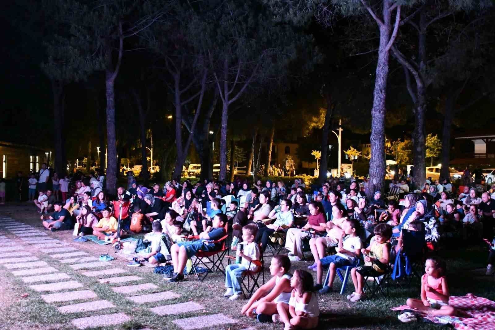 İznik'te Yazlık Sinema Sezonu Tamamlandı: Yüzlerce Aile Keyifli Anlar Yaşadı
