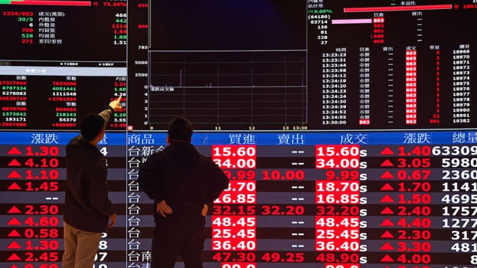 Tayvan borsasında işlem ekranlarını izleyen yatırımcılar.