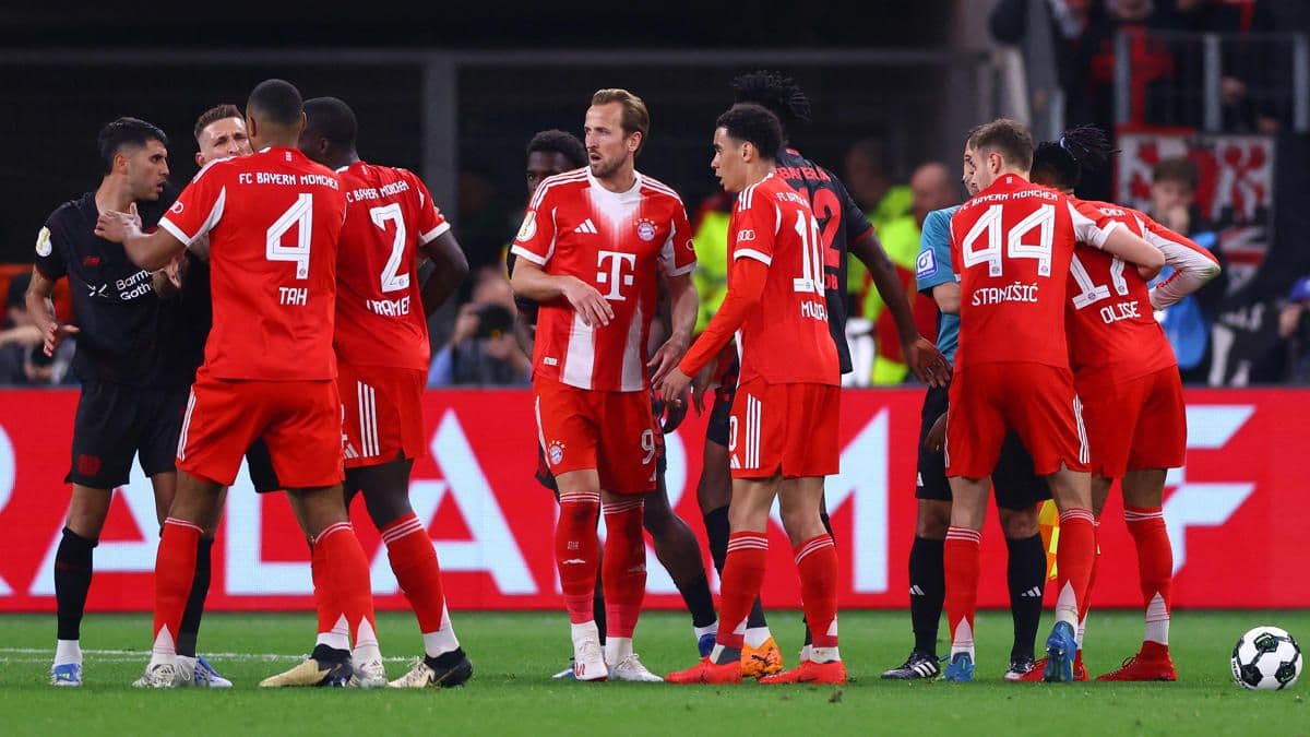 Almanya Kupası yarı finalinde Bayern Münih ve Bayer Leverkusen oyuncuları, Harry Kane sahada.