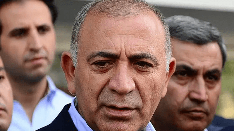CHP'li siyasetçi Gürsel Tekin, ciddi bir ifadeyle konuşurken.