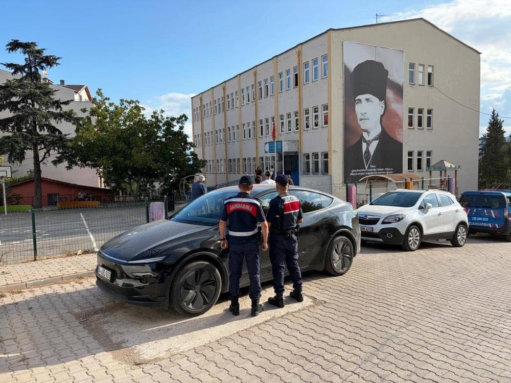 Bursa Gemlik'te okul çevresinde denetim yapan jandarma ekipleri