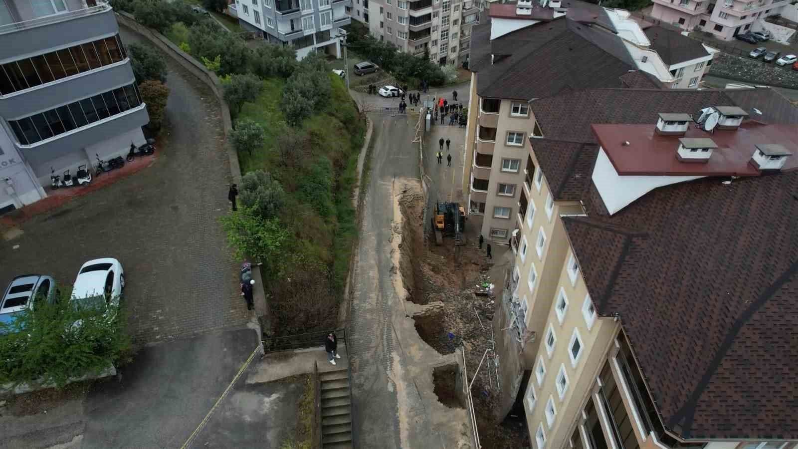 Bursa Mudanya'da İstinat Duvarı Çöktü: Balkonlar Yıkıldı, Araçlar Enkaz Altında Kaldı