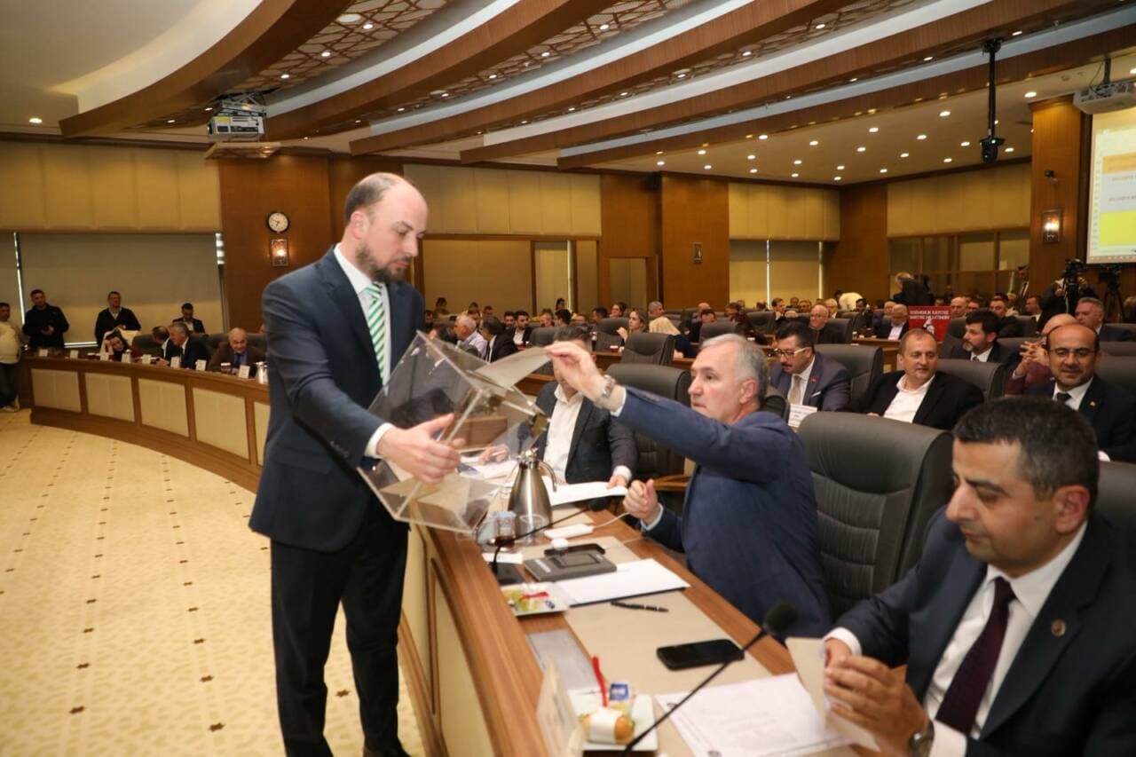 Bursa Büyükşehir Meclisi'nde Yeni Dönem Kadroları Belirlendi: Başkan Vekilleri ve Komisyon Üyeleri Seçildi