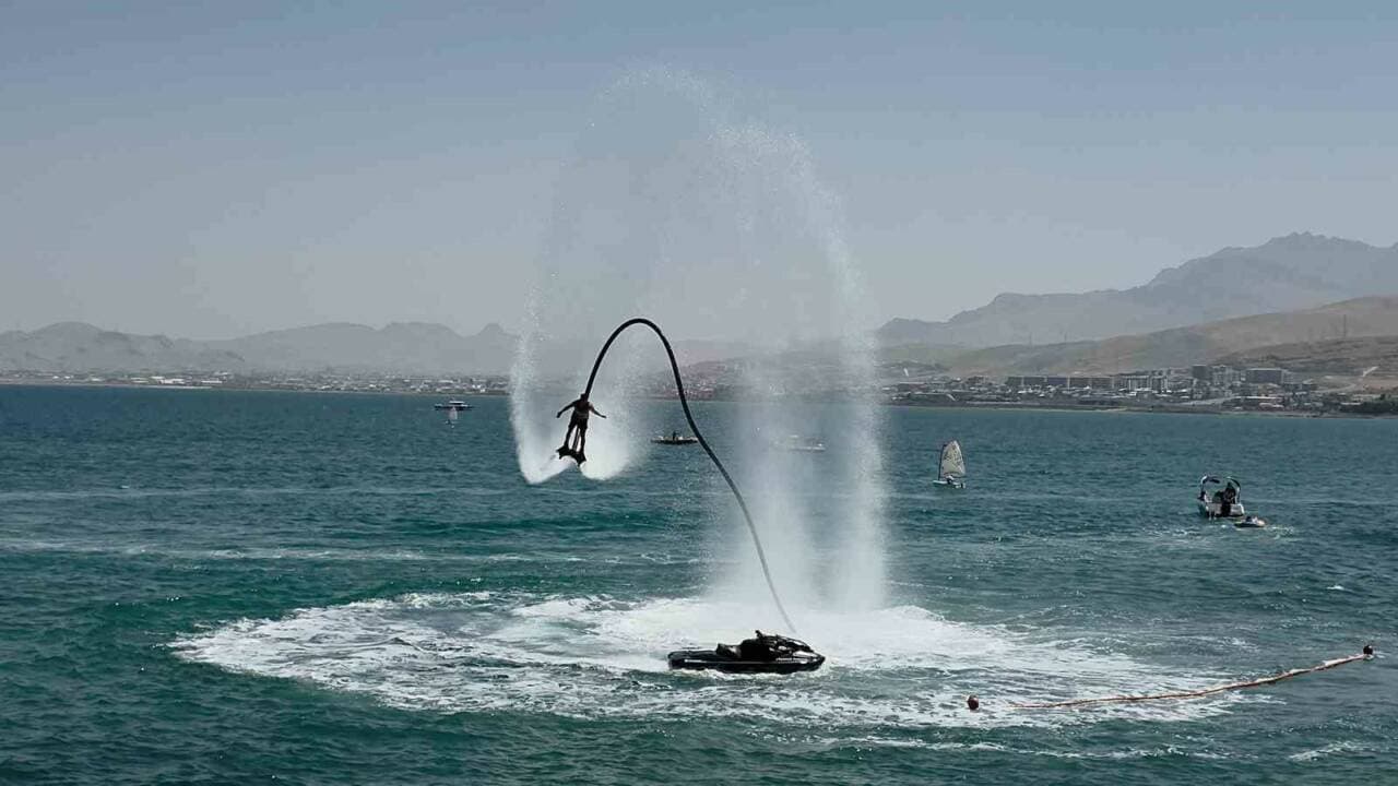 Van Gölü'nde Türk Bayraklı Flyboard Gösterisi Büyük İlgi Gördü