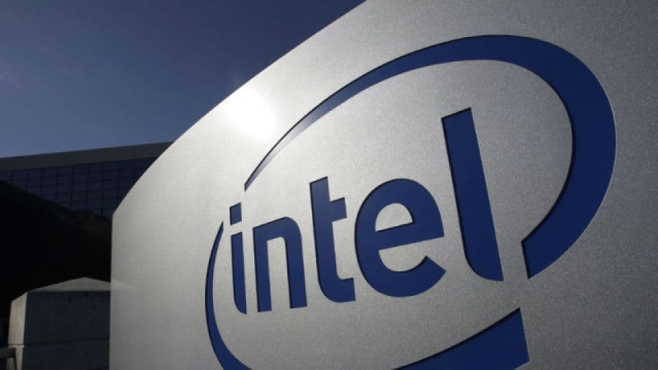 Intel logosu, şirket binası önünde