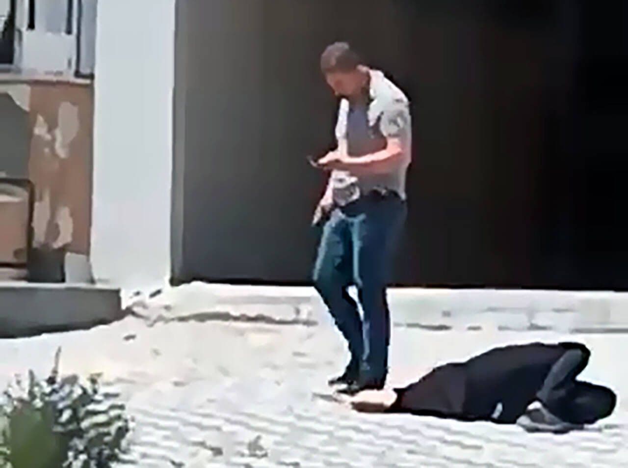 Adana'da oğlunu öldüren emekli polis olay yerinde bekliyor.
