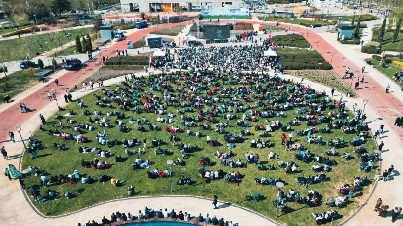 Bursa Kültürpark'ta dev ekranda Bursaspor maçını izleyen coşkulu taraftarlar.