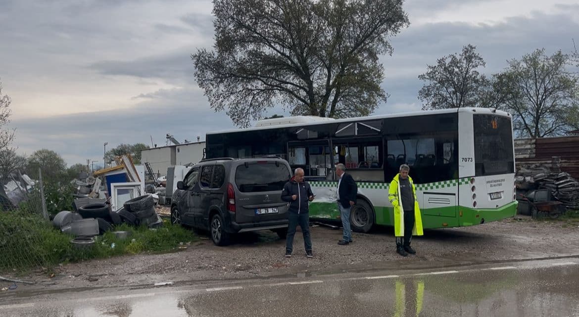 Bursa'da belediye otobüsü ve kamyonun karıştığı trafik kazası sonrası olay yeri.
