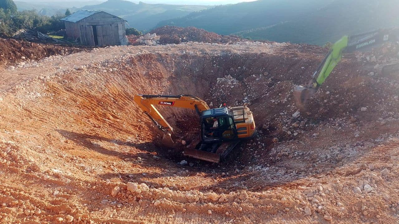 Bursa'da orman yangınlarıyla mücadele için inşa edilen yeni yangın havuzlarından birinin kazı çalışması sırasında iş makineleri.