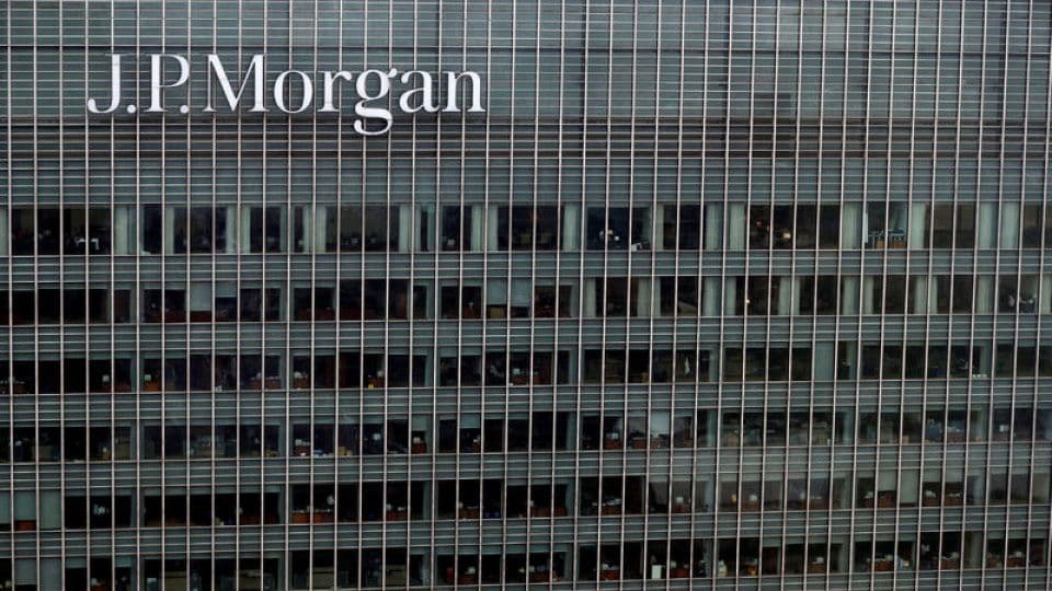 JPMorgan binasının dış cephesi ve logosu.