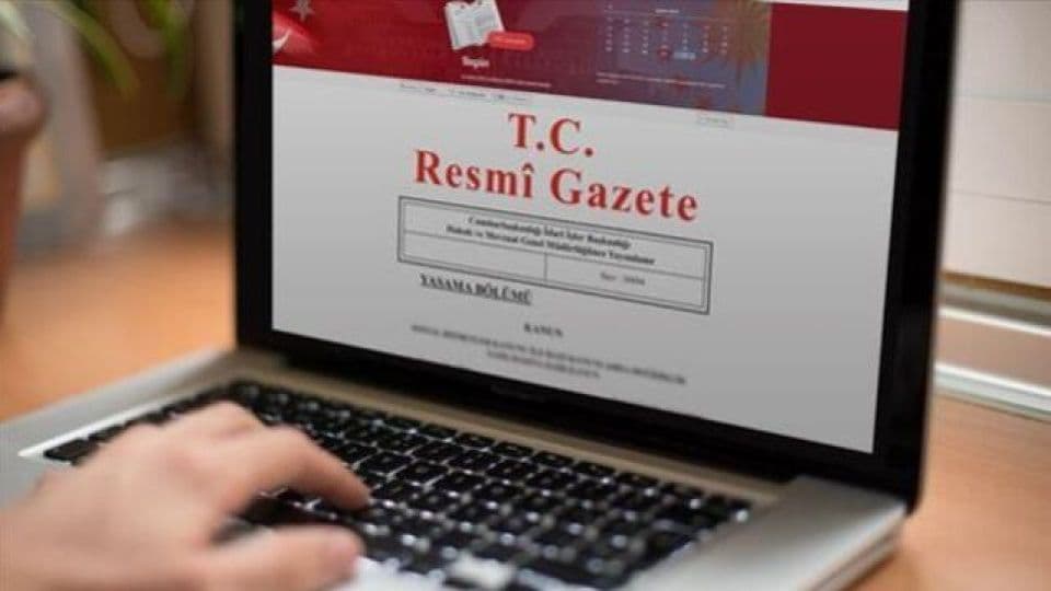 Resmi Gazete, laptop ekranı, ekonomik veriler, yeni düzenlemeler