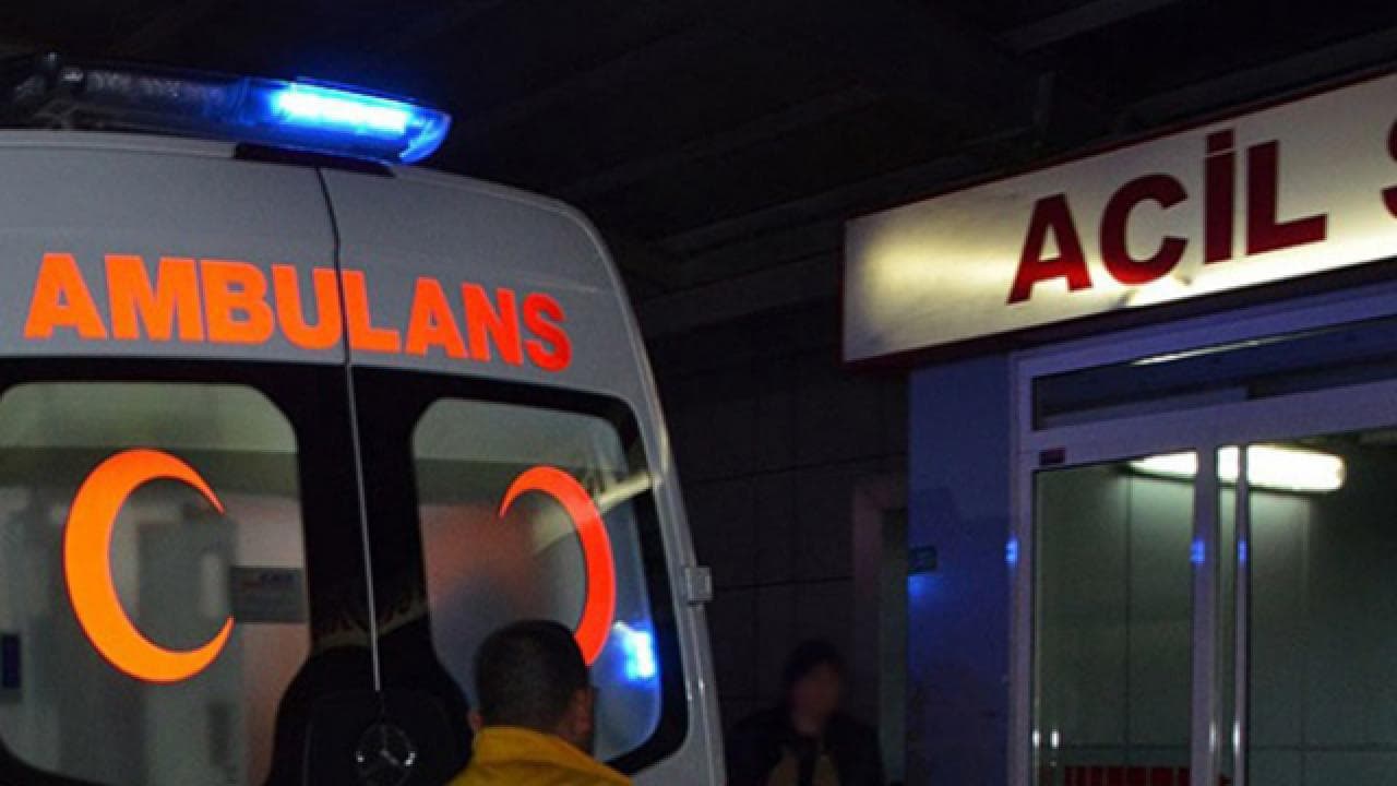 Düzce'de yemek zehirlenmesi sonrası hastaneye kaldırılan işçiler için acil servise yanaşan ambulans.