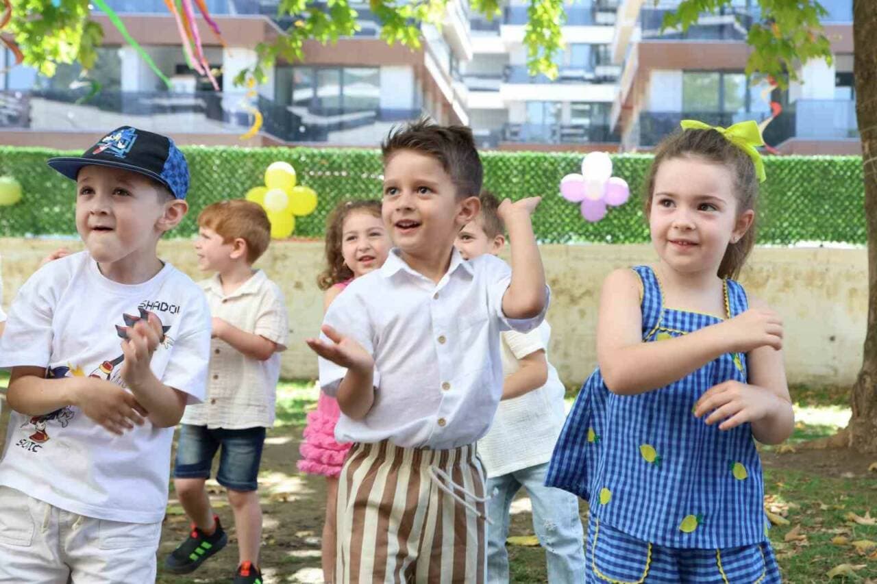 Bursa Nilüfer'de kreşte karne sevinci yaşayan neşeli çocuklar.