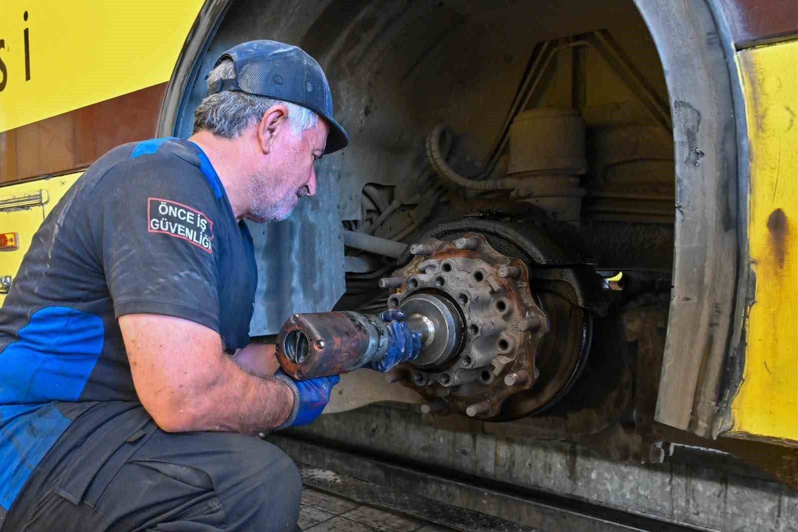 Bursa Burulaş teknisyeni otobüsün tekerlek ve fren sistemini kontrol ediyor.