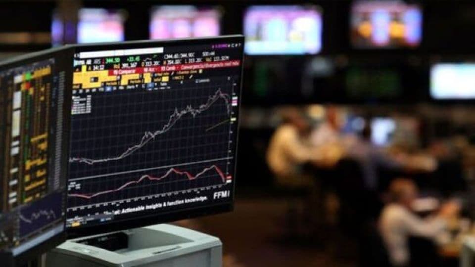 Finansal piyasalarda tahvil getirilerini gösteren grafikler ve işlem ekranları.
