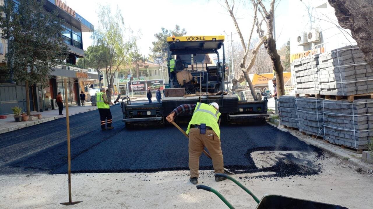 Mustafakemalpaşa'da Bursa Caddesi Yenilendi, Eski Bursa Caddesi'nde Çalışmalar Sürüyor