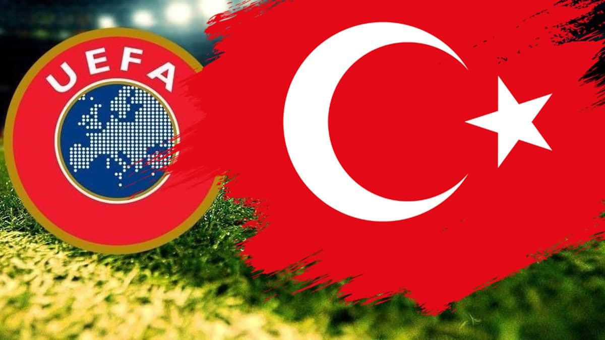 Çim saha üzerinde UEFA logosu ve fırça darbesi efektiyle Türk bayrağı.