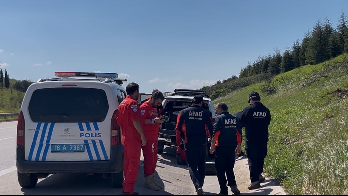 Bursa'da asılsız çocuk ihbarı sonrası otoyolda arama yapan polis ve AFAD ekipleri.