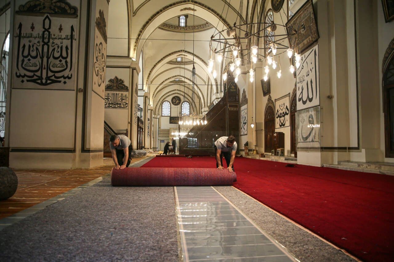 Bursa Ulu Cami'de Halı Yenileme Çalışması Başladı: Kurban Bayramı'na Yetişecek