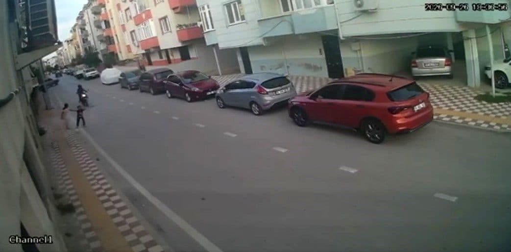 Bursa Karacabey'de motosikletin çocuğa çarptığı anı gösteren güvenlik kamerası görüntüsü.