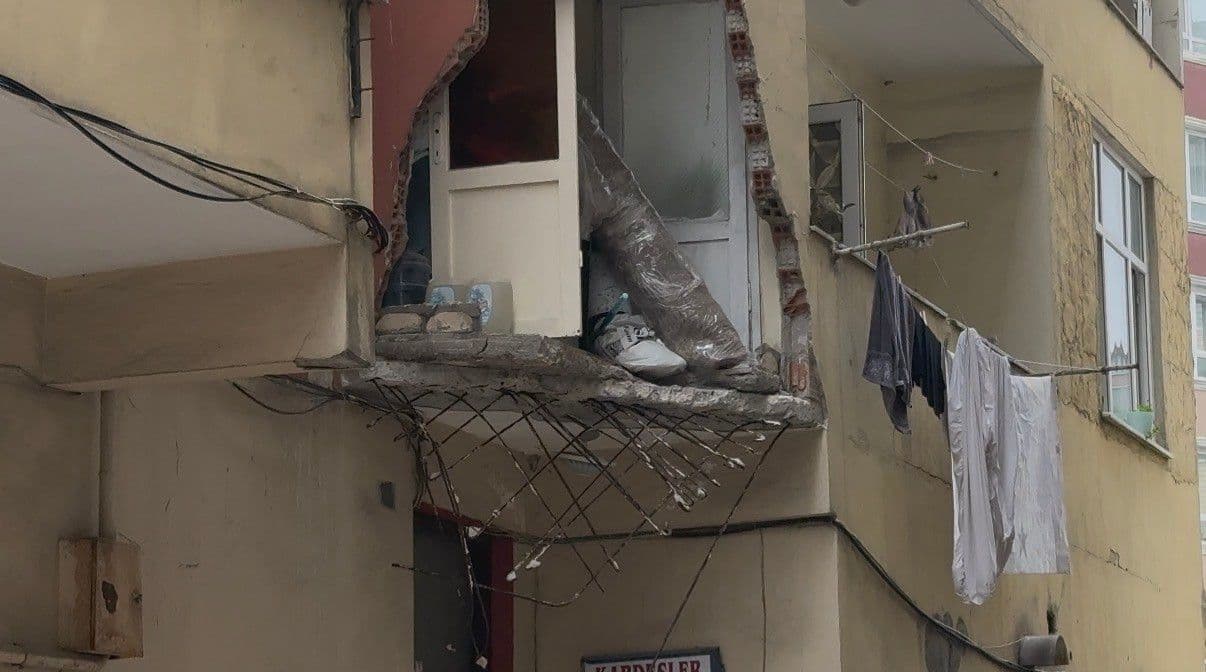 İstanbul Güngören'de çöken bir binanın hasarlı balkonu ve demirleri.