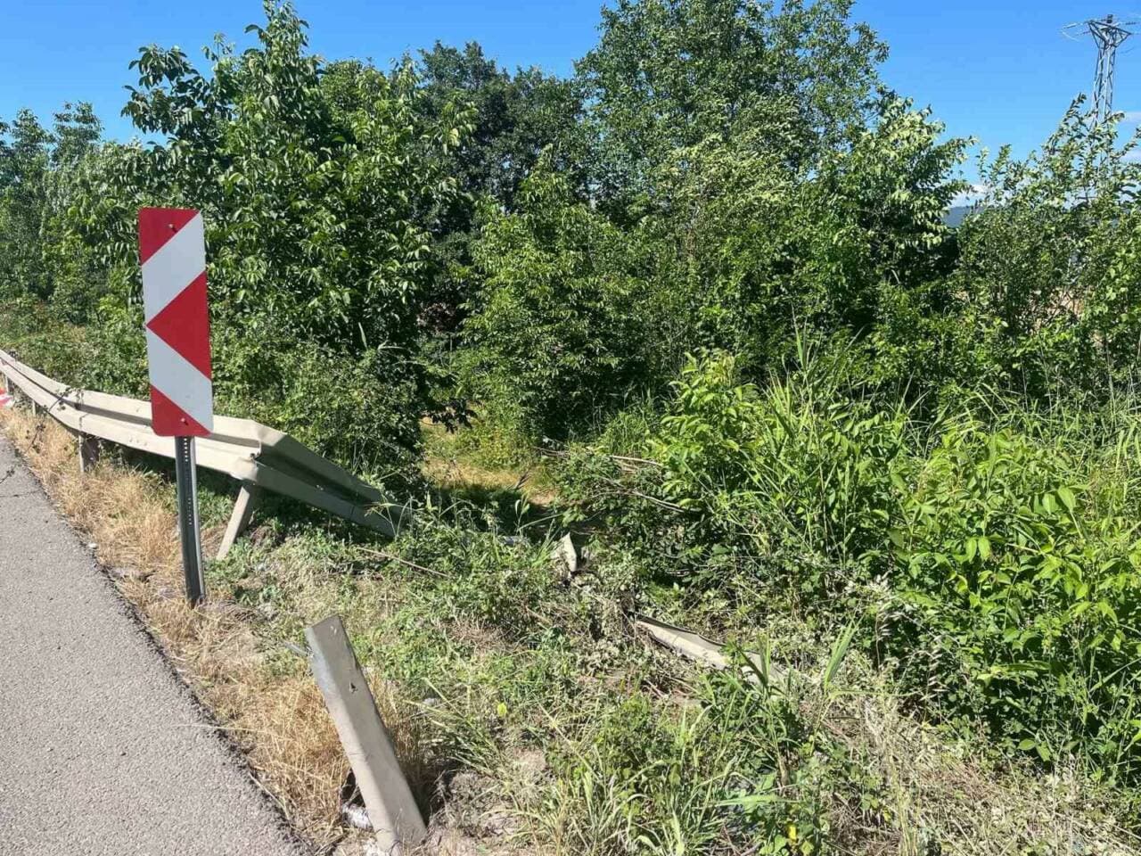 Bursa İnegöl'de trafik kazası sonrası yol kenarındaki bariyer ve şarampol.