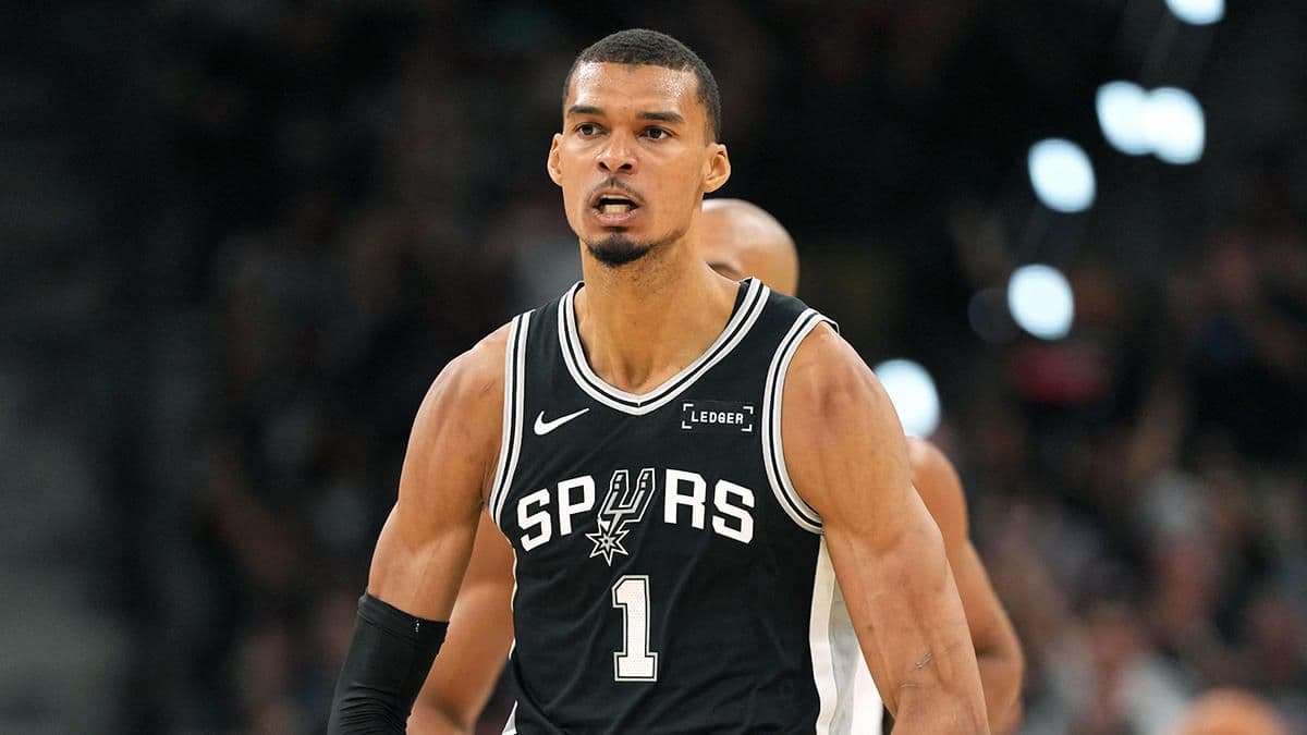 San Antonio Spurs forması giyen Victor Wembanyama, basketbol maçında sahada.