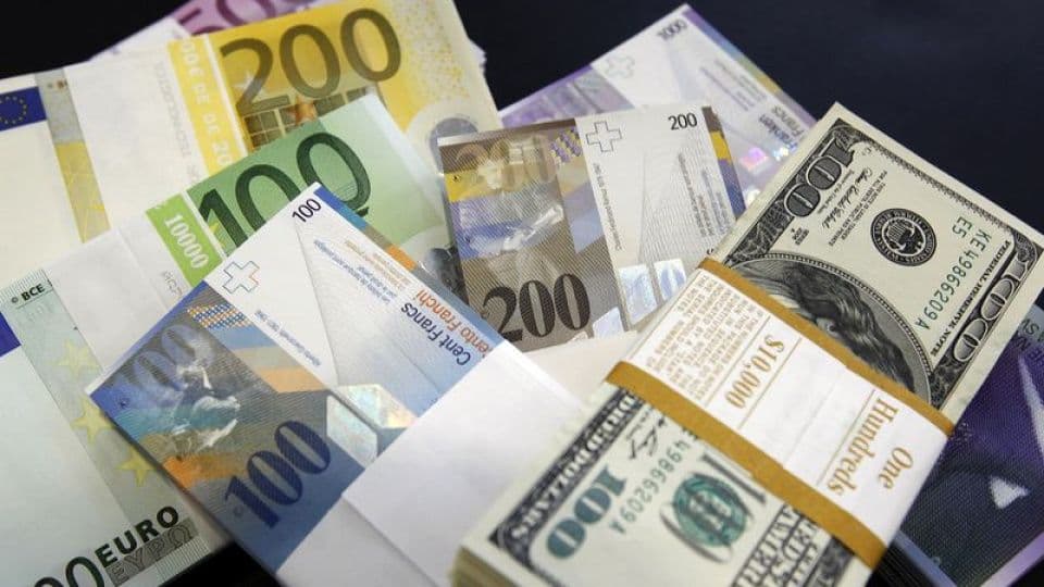 Dolar, Euro ve İsviçre Frangı banknotları, küresel döviz piyasalarını temsil ediyor.