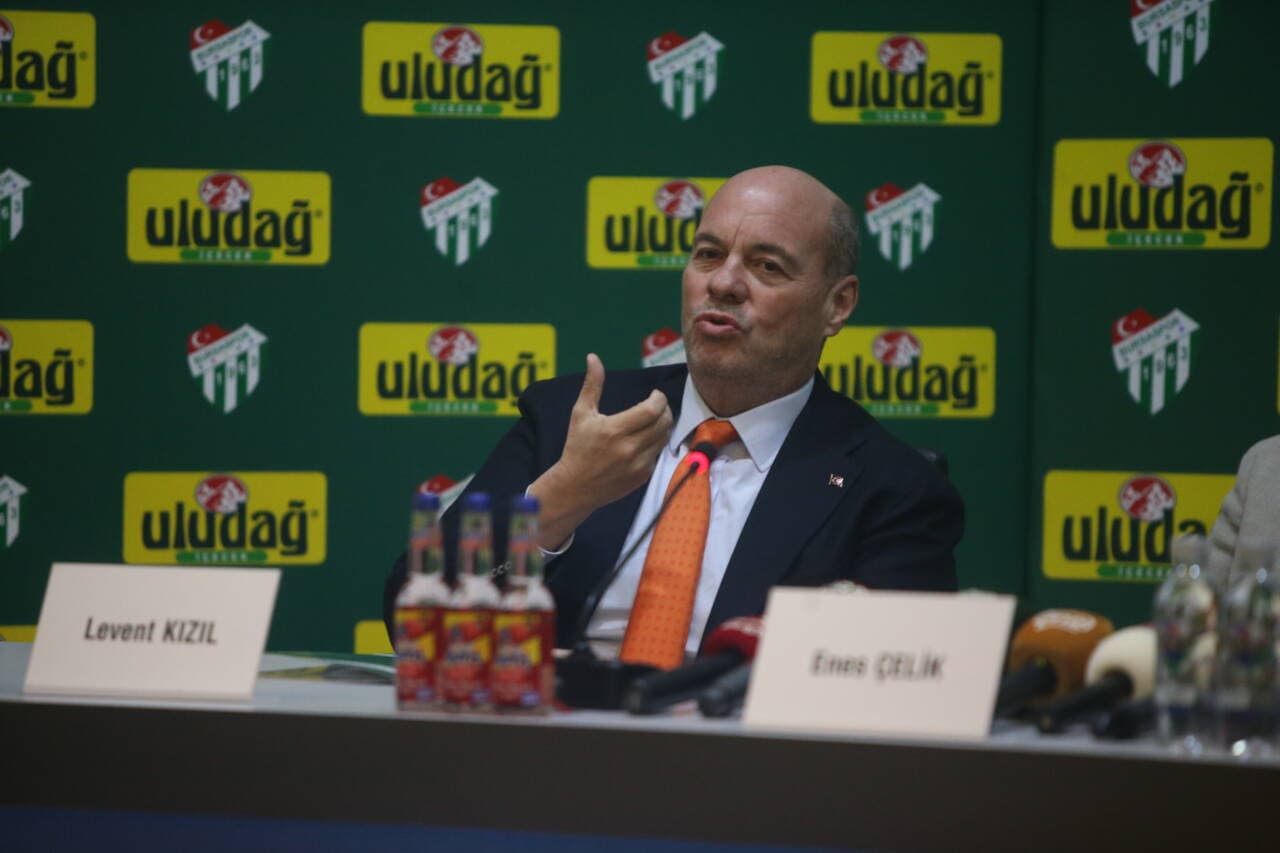 Uludağ İçecek Yönetim Kurulu Üyesi Levent Kızıl, Bursaspor Basketbol sponsorluğu ile ilgili basın toplantısında konuşuyor.