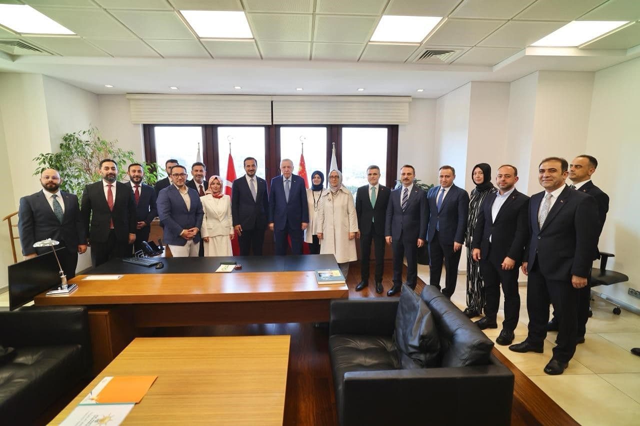 Cumhurbaşkanı Erdoğan, Cuma Namazı Sonrası AK Parti İstanbul İl Başkanlığı'nı Ziyaret Etti