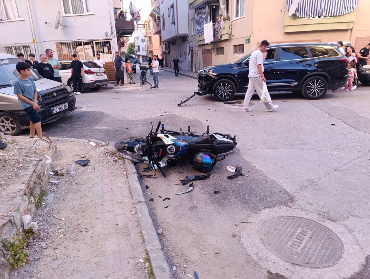 Bursa Gemlik'te otomobil ile motosikletin karıştığı trafik kazası sonrası olay yeri.
