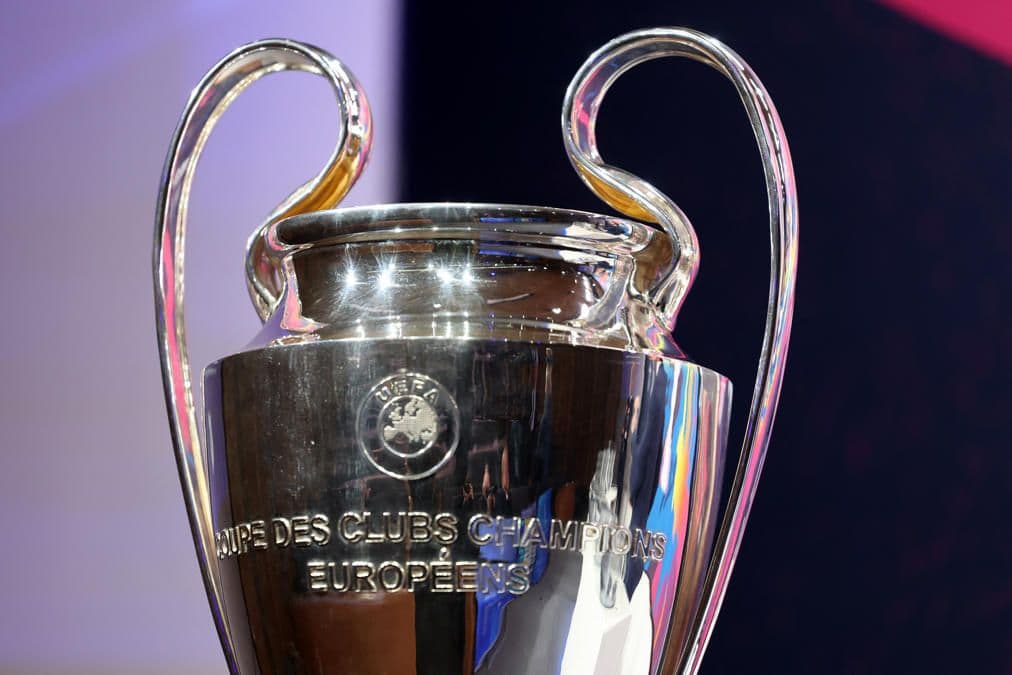 UEFA Şampiyonlar Ligi kupasının yakın çekim fotoğrafı.