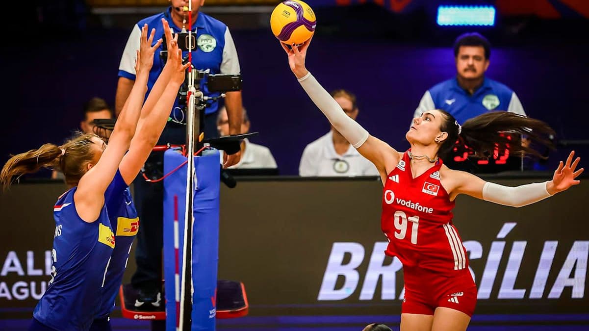 Milletler Ligi'nde Türkiye-Hollanda voleybol maçından bir an, Türk oyuncu smaç vuruyor.