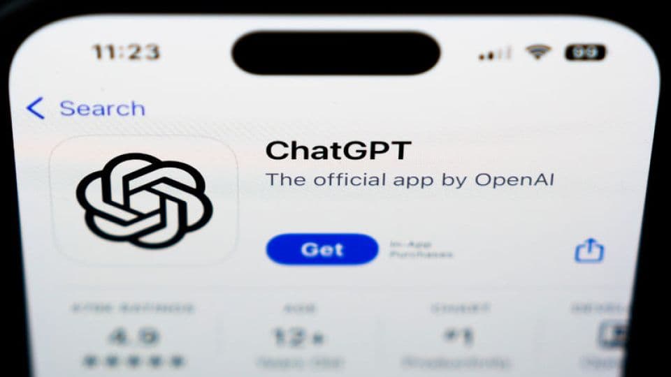 Akıllı telefon ekranında ChatGPT mobil uygulamasının indirme sayfası, OpenAI logosu ve 'Get' butonu görünüyor.