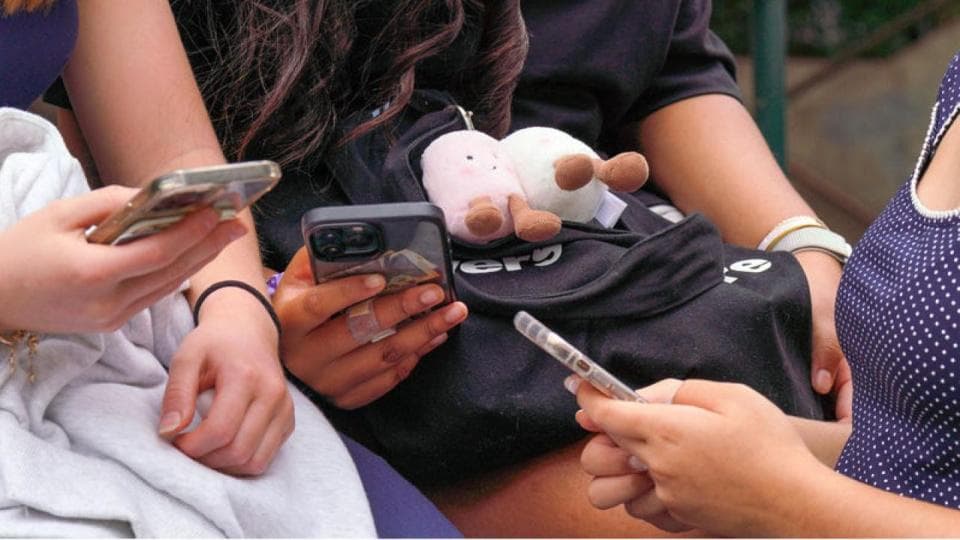 Çocuklar telefon kullanırken, TikTok ekran süresi kısıtlaması