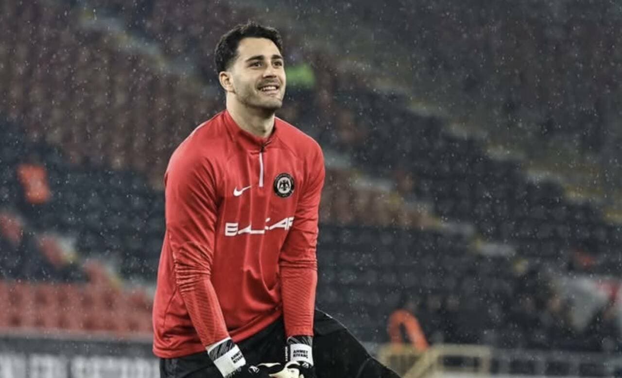 Bursaspor'a transfer olan kaleci Ahmet Said Kıvanç, kırmızı kaleci formasıyla sahada.